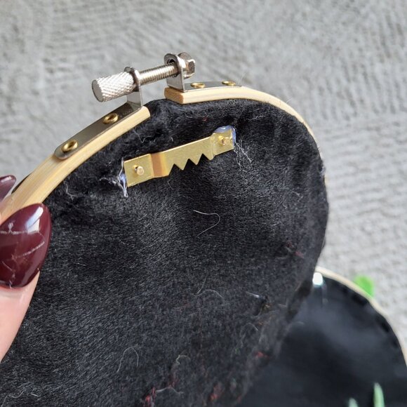 Vegetables on Embroidery Hoops | Handmade | Wool Needle Felting 1 Piece: Garlic - Picture 10 of 10